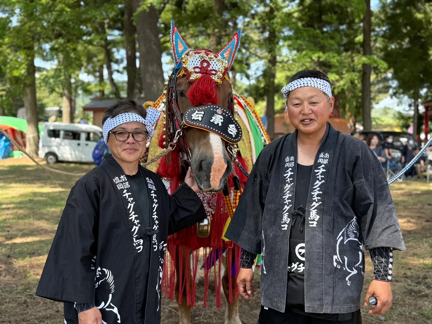 チャグチャグ馬コの装束をまとった馬と伝承会の担い手